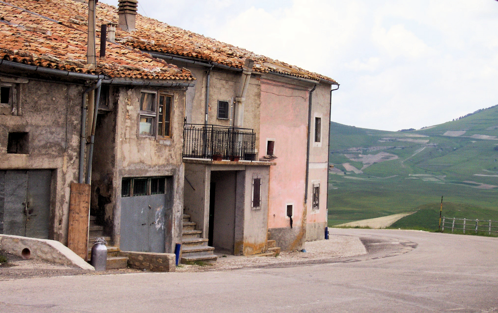 castelluccio-houses.jpg